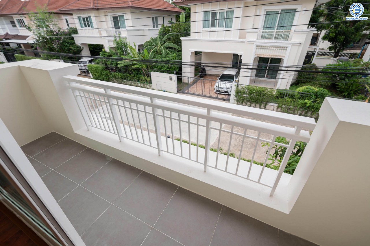 บ้านมือสองตกแต่งใหม่ จากแบรนด์ AP โครงการ เดอะเซนโทร รัตนาธิเบศร์ เนื้อที่ 50.8 ตร.ว. ฟังก์ชันจัดเต็ม 3 ห้องนอน 3 ห้องน้ำ จอดรถได้ 2 คัน บนทำเลศักยภาพ เชื่อมต่อหลายเส้นทางทั้ง ถ.ราชพฤกษ์, ถ.รัตนาธิเบศร์ และถ.กาญจนาภิเษก และเพียง 5 นาทีถึงรถไฟฟ้า "สถานีบางพลู"